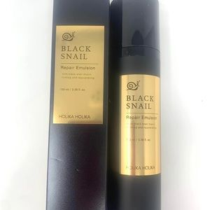 Black snail repair emulsion helps moisturize and strengthen skin barrier